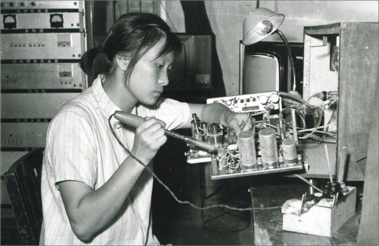 1970年，中國(guó)誕生第一臺(tái)彩色電視機(jī)，數(shù)年之后，長(zhǎng)虹才開(kāi)始電視機(jī)的研制