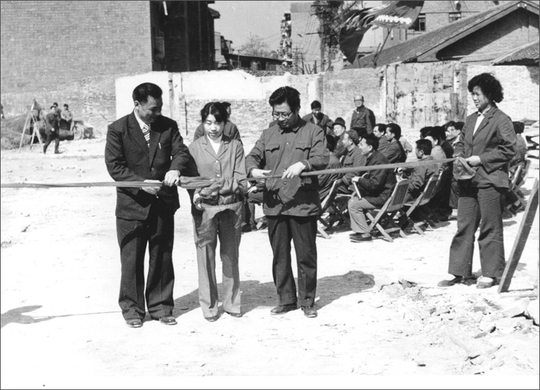 1986年，長(zhǎng)虹彩電工程奠基，這樣的剪彩儀式，剪出了中國(guó)最大的彩電生產(chǎn)基地之一