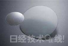 GaN晶圓。左為2英寸產品，右為4英寸產品