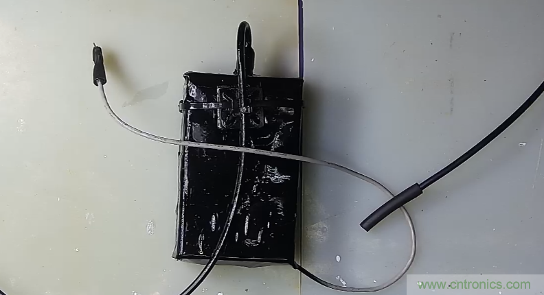 電燈泡內通有交流電，為什么看不到燈泡在閃爍？